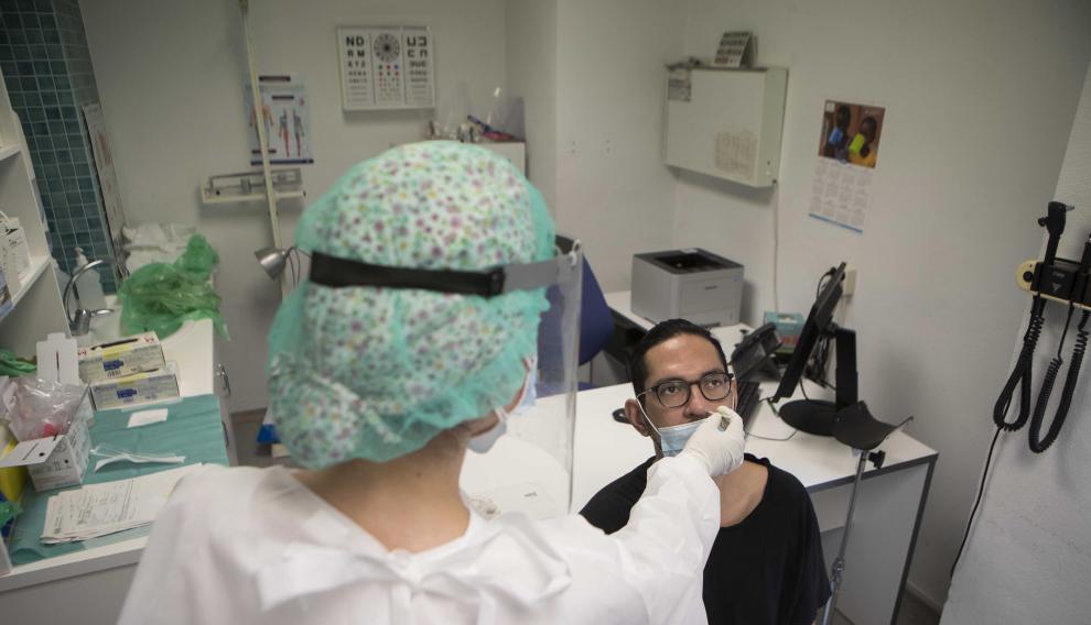 Toma de muestras para una prueba PCR en el centro de salud San José de Zaragoza.