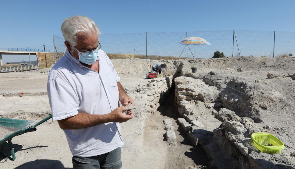 El director de la excavación y del Museo Provincial, Jaime Vicente, muestra un fragmento de cerámica de La Caridad.