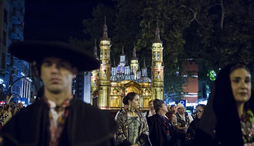La carroza de la basílica del Pilar es siempre una de las más fotografiadas.