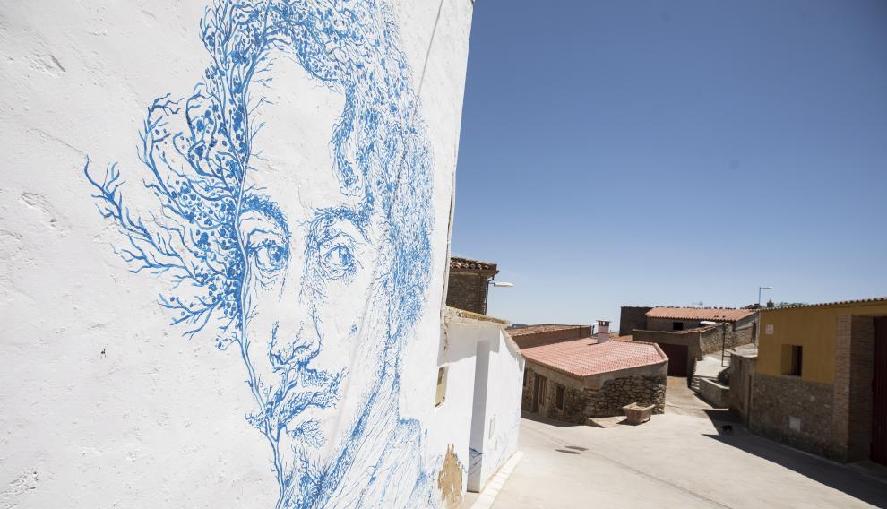 Un mural de Bécquer en las calles de Trasmoz, destino de la tercera ruta