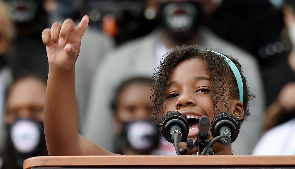 A demonstrator holds up a Black Lives Matter sign in front of the statue of President Abraham Lincoln at the Lincoln Memorial during the "Get Your Knee Off Our Necks" Commitment March on Washington 2020 at the spot where Rev. Martin Luther King Jr. delivered his "I Have a Dream" speech 57 years ago today in Washington, U.S., August 28, 2020. REUTERS/Tom Brenner     TPX IMAGES OF THE DAY [[[REUTERS VOCENTO]]] GLOBAL-RACE/PROTESTS-WASHINGTON