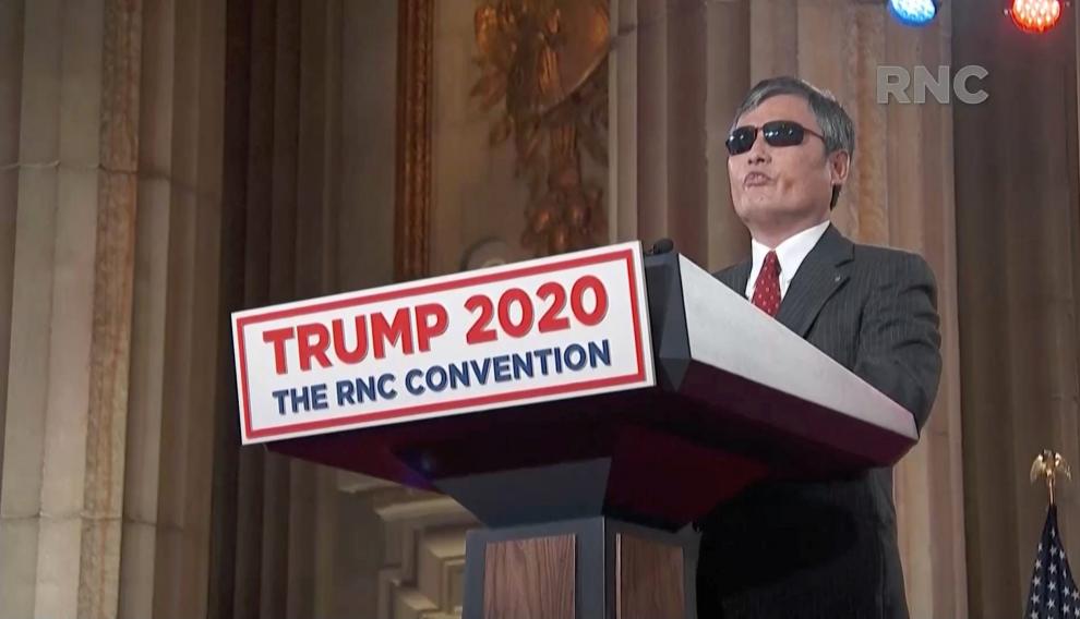 El disidente chino Chen Guangcheng, durante su discurso pidiendo el voto para Trump.