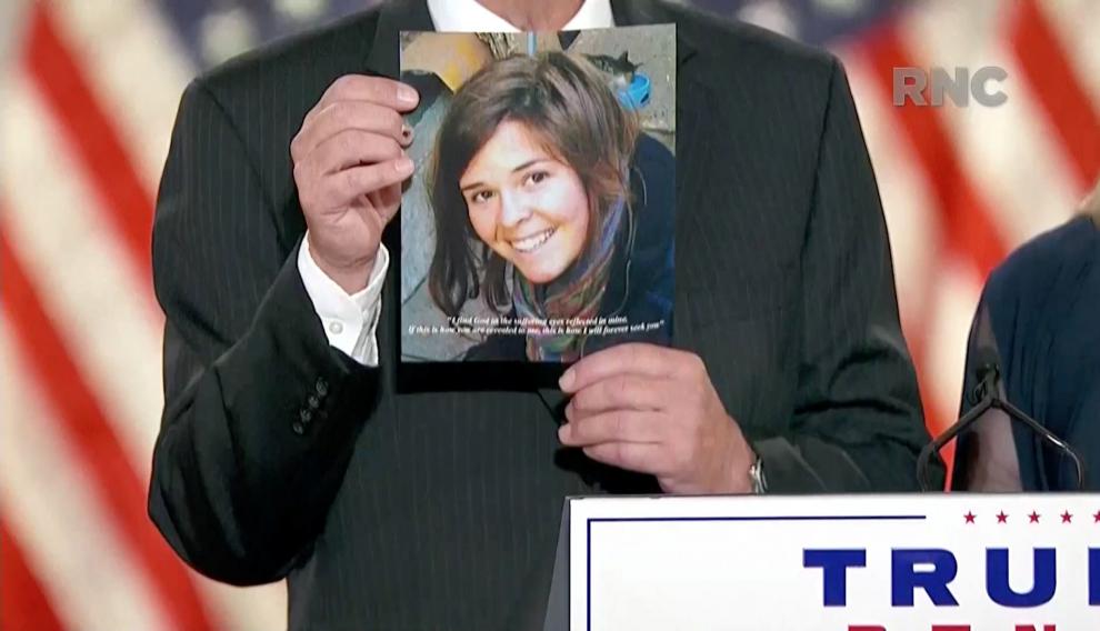 El padre de Kayla Mueller muestra su foto durante la Convención Nacional Republicana.