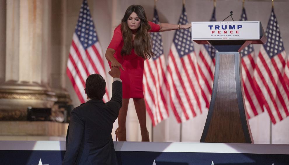 Kimberly Guilfoyle choca puños con su novio, Donald Trump jr.