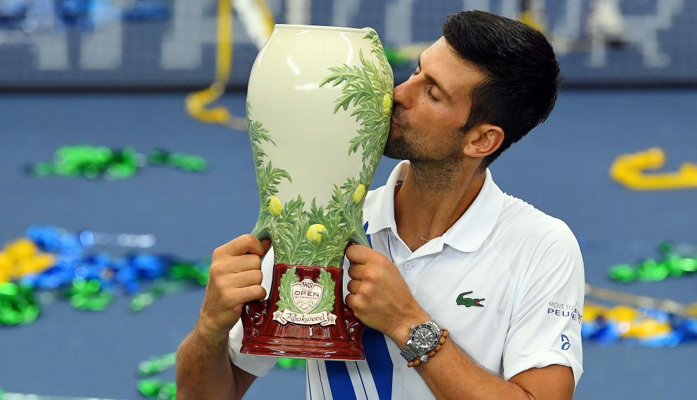 El campeón Novak Djokovic posa con el trofeo tras la victoria frente al canadiense Milos Raonic.