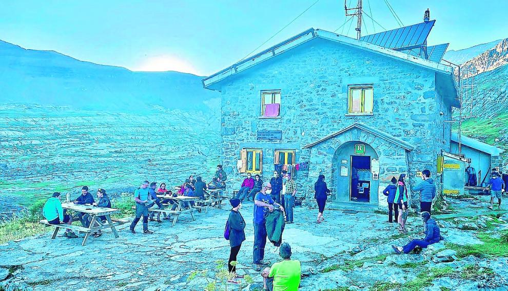 Refugio de Góriz en los últimos días de agosto. Pese a la limitación de aforo para el alojamiento al 50%, las terrazas y bares de los refugios han tenido muchos clientes.