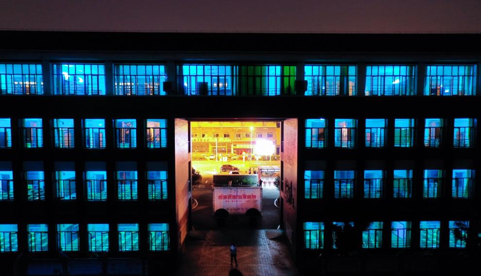 Vista del colegio de primaria Hongsan en Wuhan durante la desinfección de sus aulas mediante luz ultravioleta, este domingo.