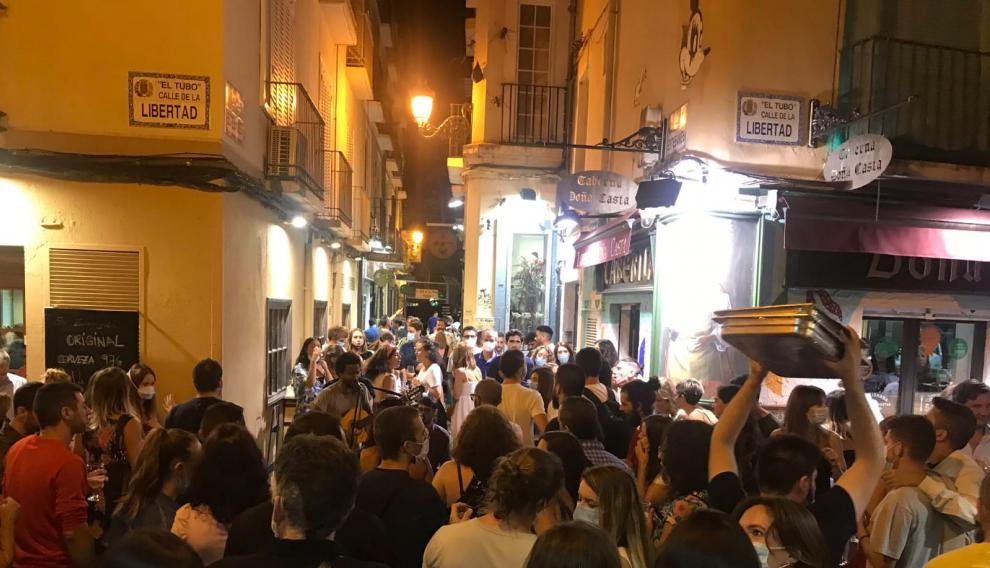 Esta fotografía tomada a las 23.30 muestra cómo estaba esta zona del Tubo de Zaragoza la noche del sábado
