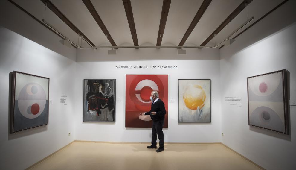 Ricardo García Prats, frente a obras de Salvador Victoria, en el museo del artista.