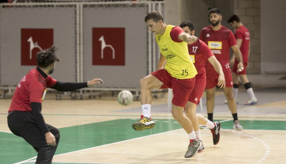 El Bada Huesca entrenó el martes antes de su debut liguero.
