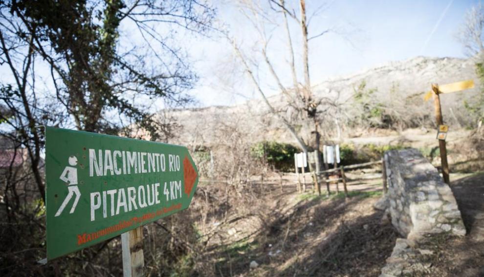 La ruta hasta el nacimiento del río Pitarque trascurre por el GR-8