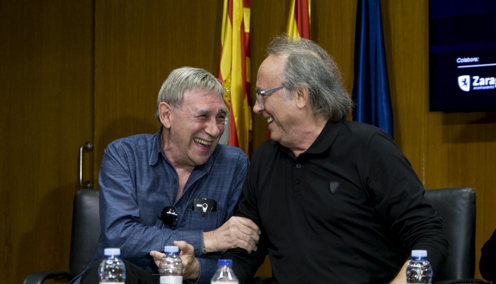 Carbonell, junto a Serrat en 2017.