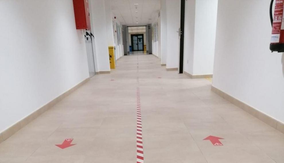 Pasillo con las direcciones marcadas en la Escuela Politécnica de Huesca.