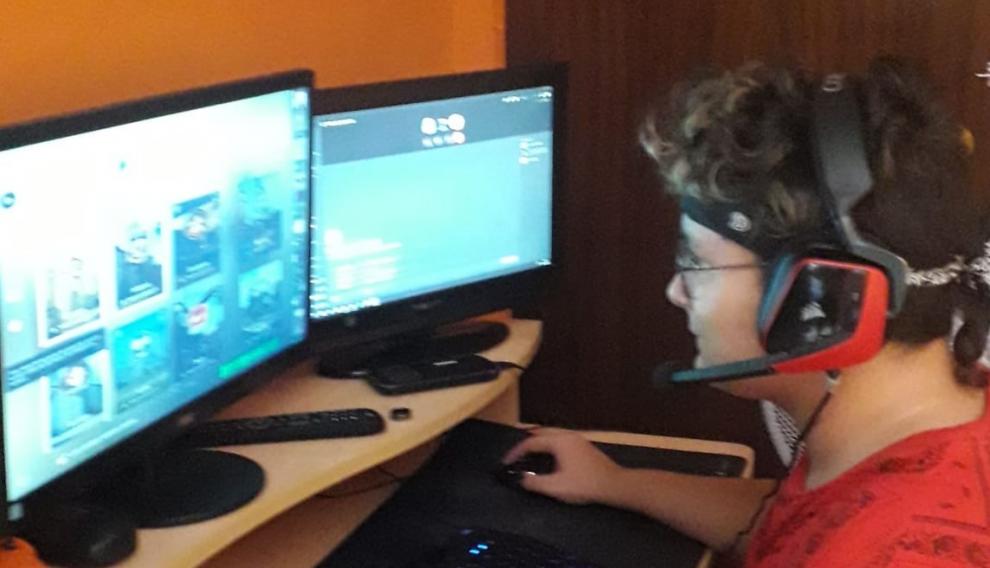 (No publicar sin autorización). Foto de un menor siguiendo las clases online en casa.