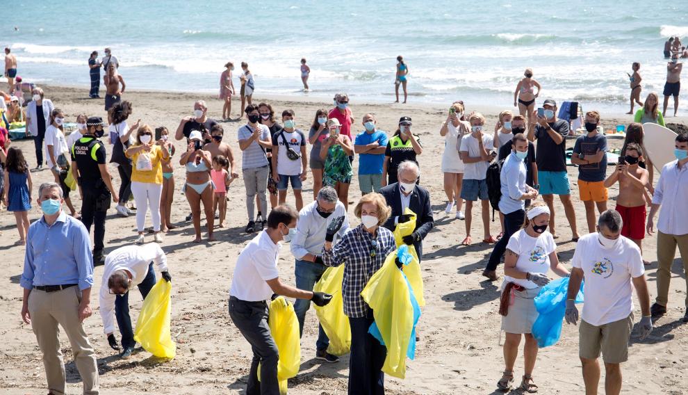 La reina Sofía participa como voluntaria en la campaña de recogida de residuos en una playa de Málaga 2 La reina Sofía participa en la limpieza de la playa del Rincón de La Victoria en Málaga