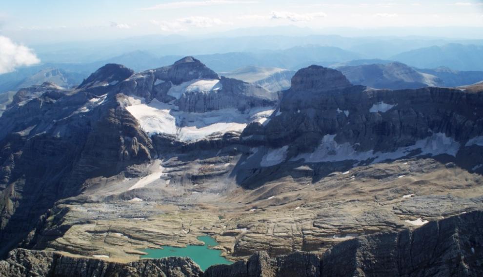 El lago está situado bajo el glaciar de Monte Perdido, en el Parque Nacional de Ordesa.