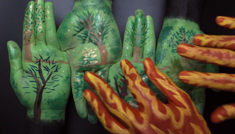 Las manos se incendian, como los bosques.