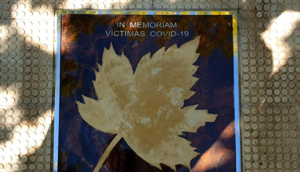 Placa en memoria a las víctimas de la pandemia.