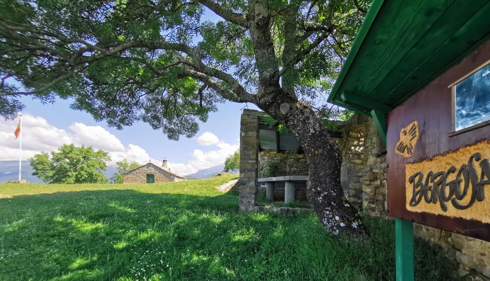 Una gran pradera recibe al visitante para ofrecerle unas increíbles vistas panorámicas de Jaca y Castiello de Jaca