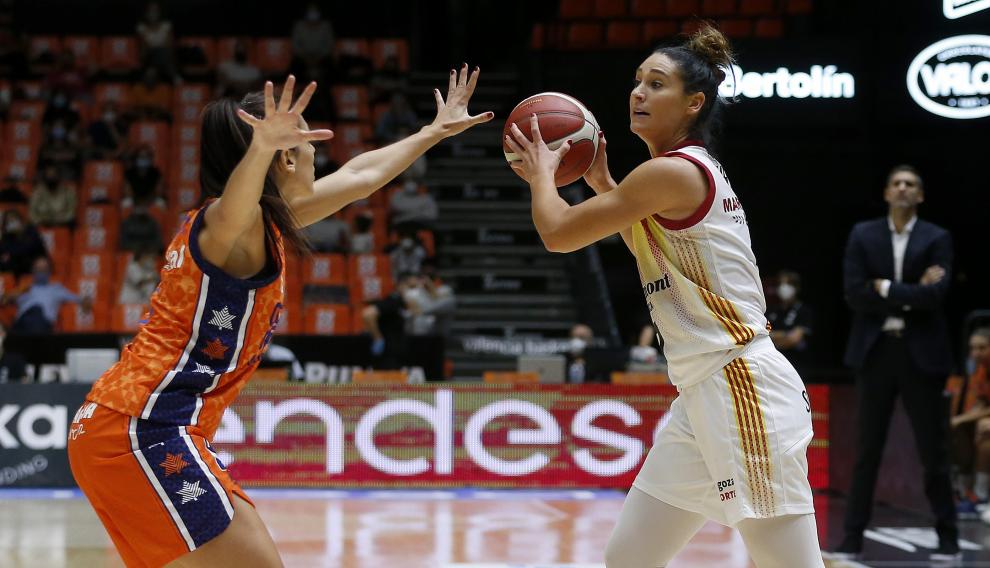 Partido del Casademont femenino en la pista del Valencia Basket.