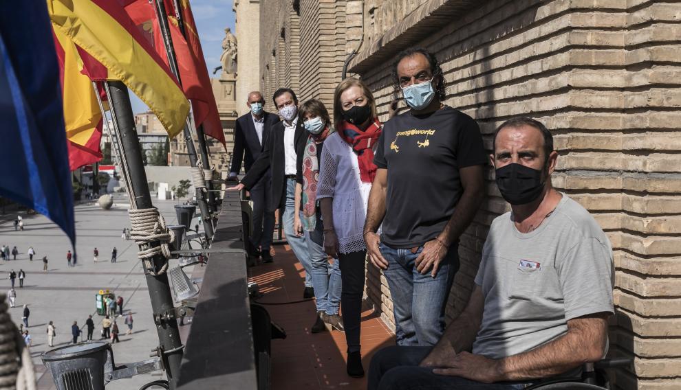 De izquierda a derecha, en el balcón desde el que se lee el pregón, el portero Andoni Cedrún (pregonero en 1999), el cantante de B Vocal Fermín Polo (2019), la actriz de Oregón Televisión Marisol Aznar (2013), la empresaria María Jesús Lorente (2018), el alpinista Carlos Pauner (2003) y el expresidente de Interpeñas Braulio Cantera (2014).