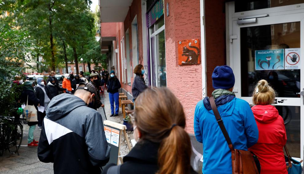 Decenas de personas hacen fila delante de una consulta médica de Berlín para hacerse una prueba PCR.