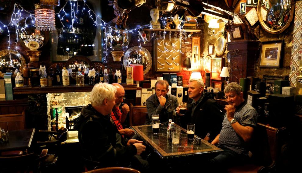 Varias personas sin mascarilla ni distancia social en un pub de Edimburgo.