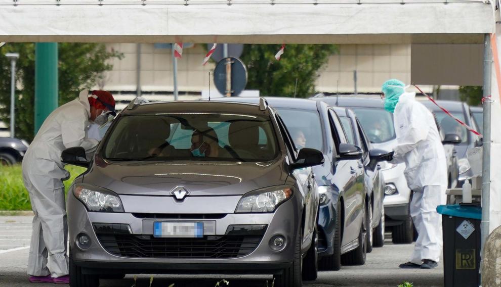 Varios automovilistas aguardan para hacerse pruebas PCR en un centro de salud cerca de Turín.