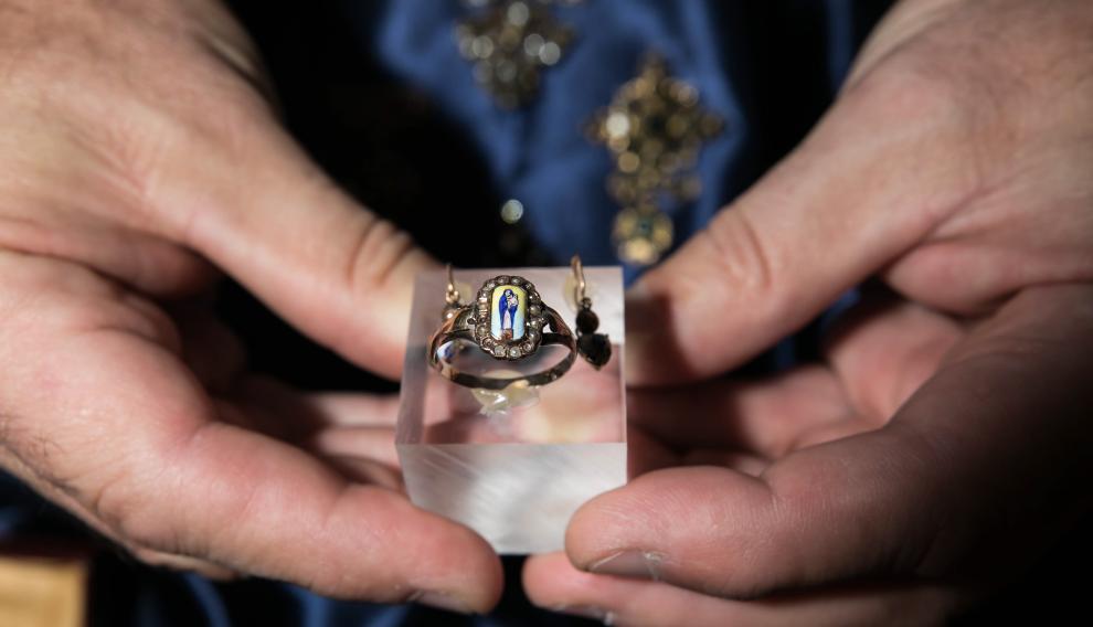 Anillo y pendientes con un esmalte de la Virgen del Pilar