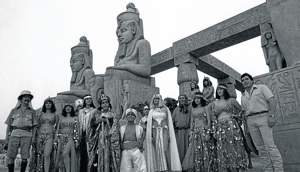 Actores y figurantes ante la reproducción del templo de Luxor, atracción de las Fiestas de 1989.