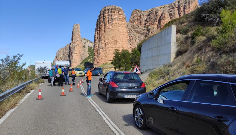 Cientos de vehículos han llegado este puente hasta la zona de los Mallos de Riglos.