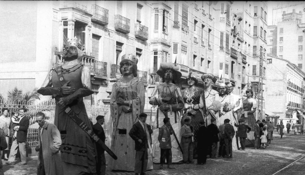 Comparsa de Gigantes en el paseo de Sagasta. Años 50.