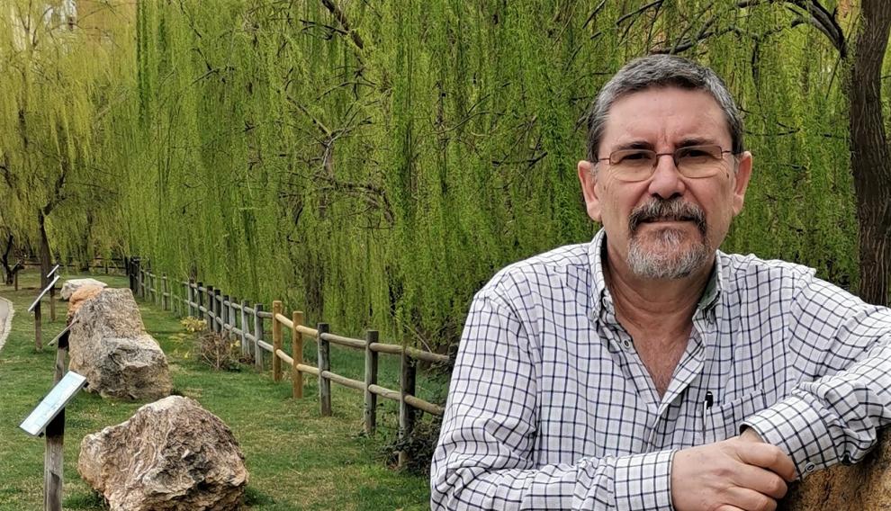 El paleontólogo aragonés Luis Moliner Oliveros, nacido en Alcorisa (Teruel), es el autor de este libro.