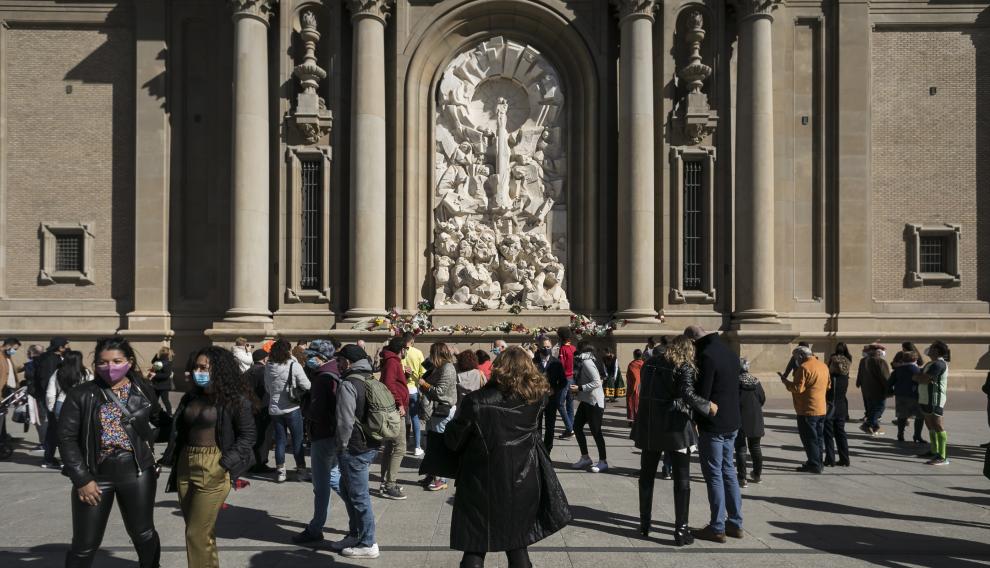 Algunos zaragozanos dejaron el día 12 sus ramos sobre el altorrelieve de Serrano.