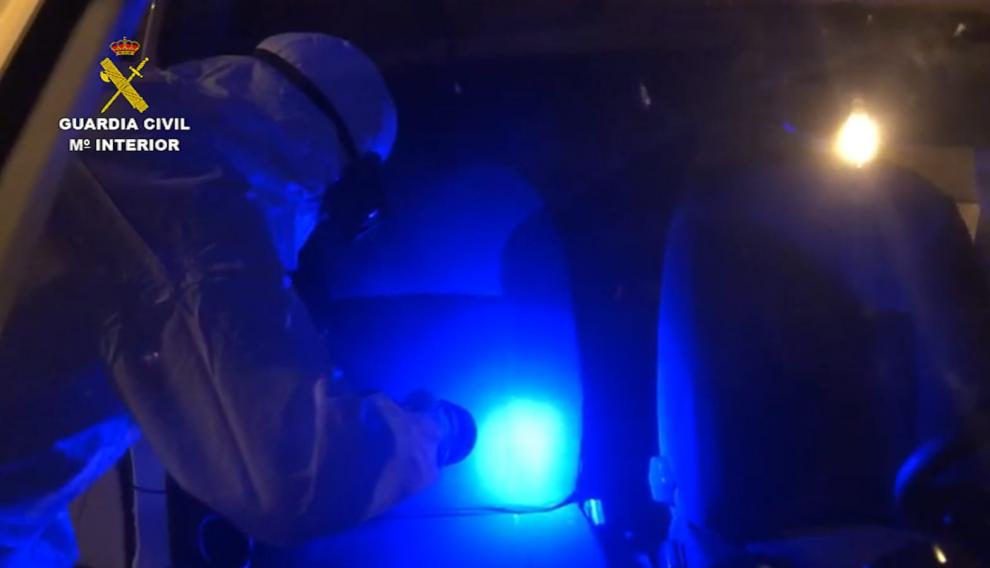 La Guardia Civil investigan en el interior del vehículo donde se produjo la agresión.