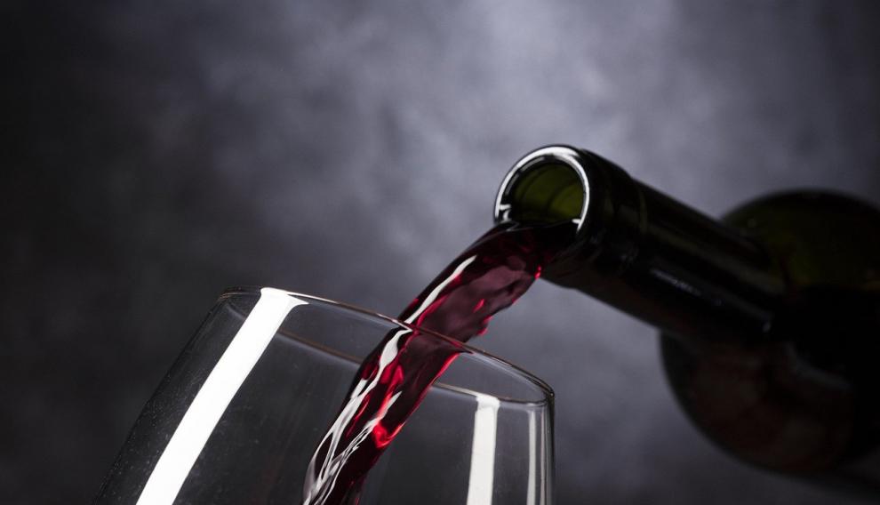 Botella de vino tinto.