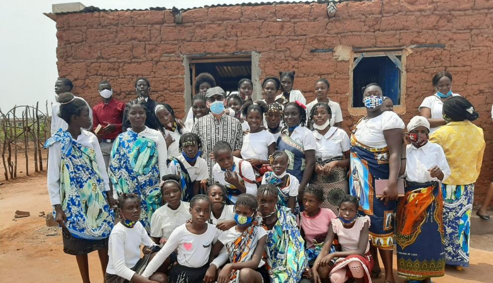 Rafael con los niños del proyecto de menores de Angola.