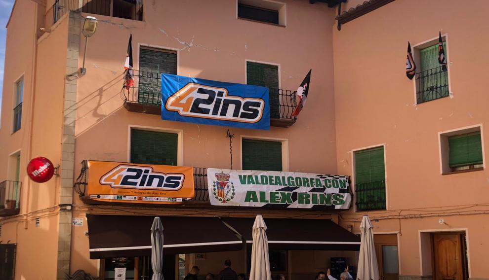 El bar de la localidad, decorado para animar a Rins.