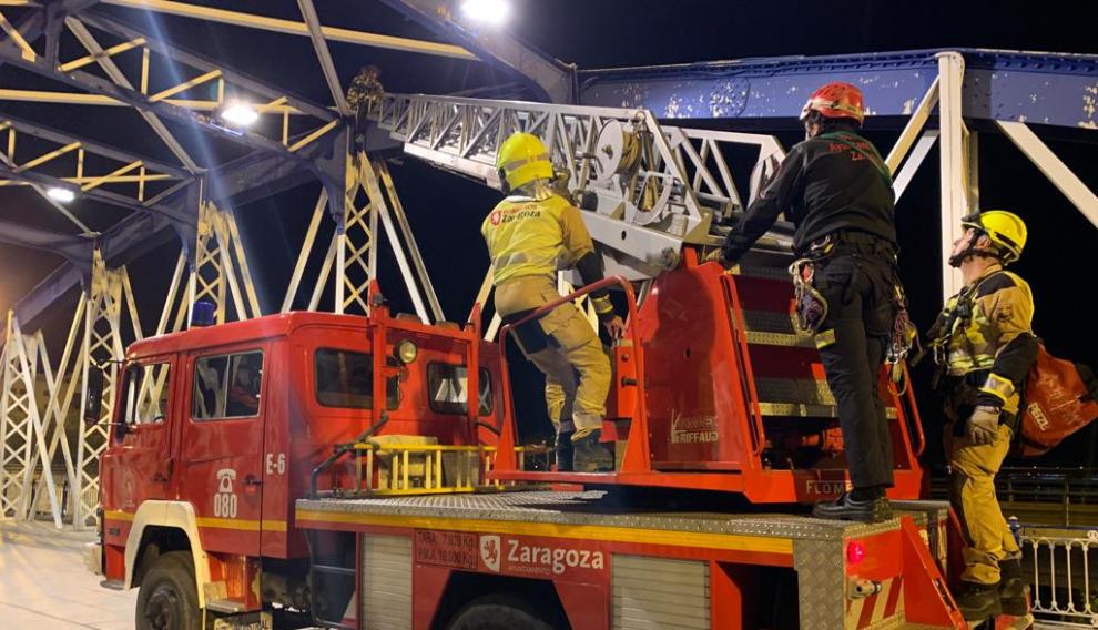 Los Bomberos de Zaragoza han participado de madrugada en el rescate de un hombre, de 50 años, que se había encaramado a lo alto del puente.