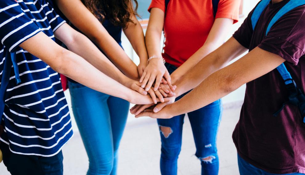 Con el aprendizaje cooperativo, los alumnos no solo aprenden a trabajar juntos, sino que, además, se allana el camino del proceso de aprendizaje