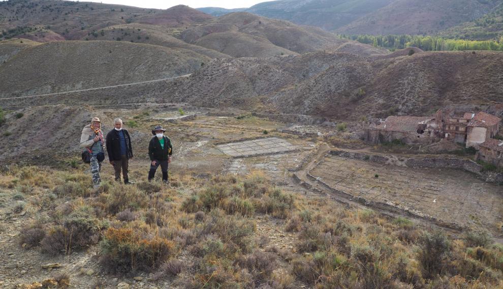 Labores de prospección arqueológica y, al fondo, las salinas de Arcos.