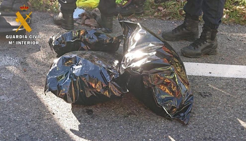 Los policías francecses de la Gendarmerie de Bedous hayaron varias bolsas con 7.5 kilos de cogollos de marihuana y 8.000 euros en el vehículo.