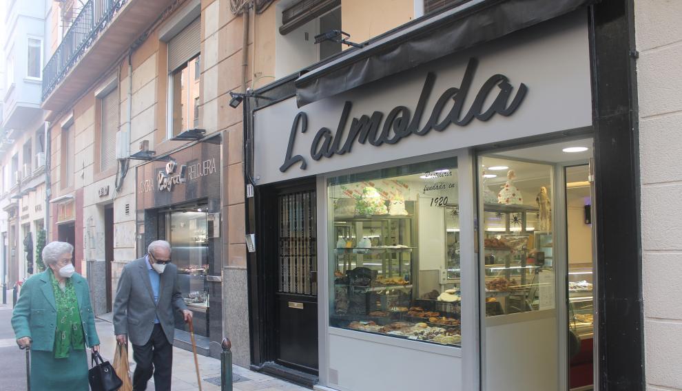 Una imagen del exterior de la pastelería Lalmolda, decorada con motivos de Halloween, en la calle de Méndez Núñez.