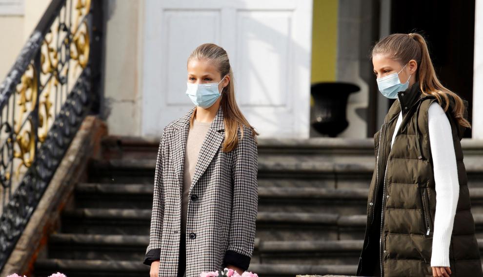 La infanta Leonor y la princesa Sofía en una de sus últimas apariciones, el pasado 17 de octubre en la localidad asturiana de Sorao