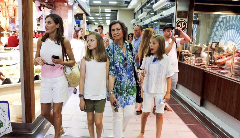 La reina Letizia, acompaña de sus hijas, junto a la reina Sofía en el mercado del Olivar de Palma de Mallorca en 2018.