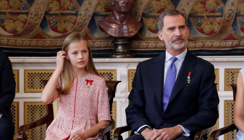 Leonor aún no se ha estrenado en un acto en solitario. En este aparece junto a su padre el año pasado en el quinto aniversario de su reinado