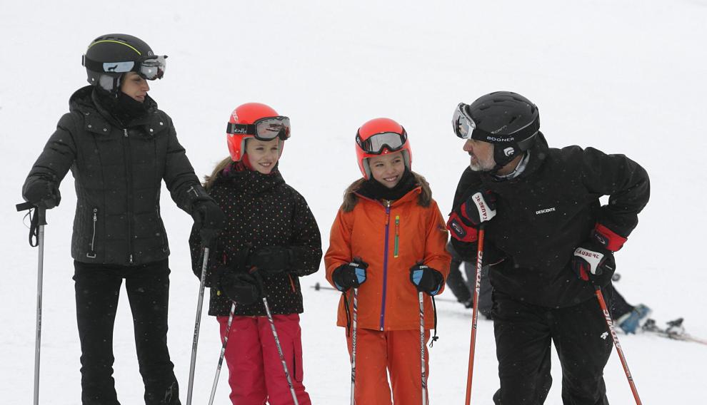 Los Reyes de España y sus hijas durante una jornada de esquí en Astún en febrero de 2017