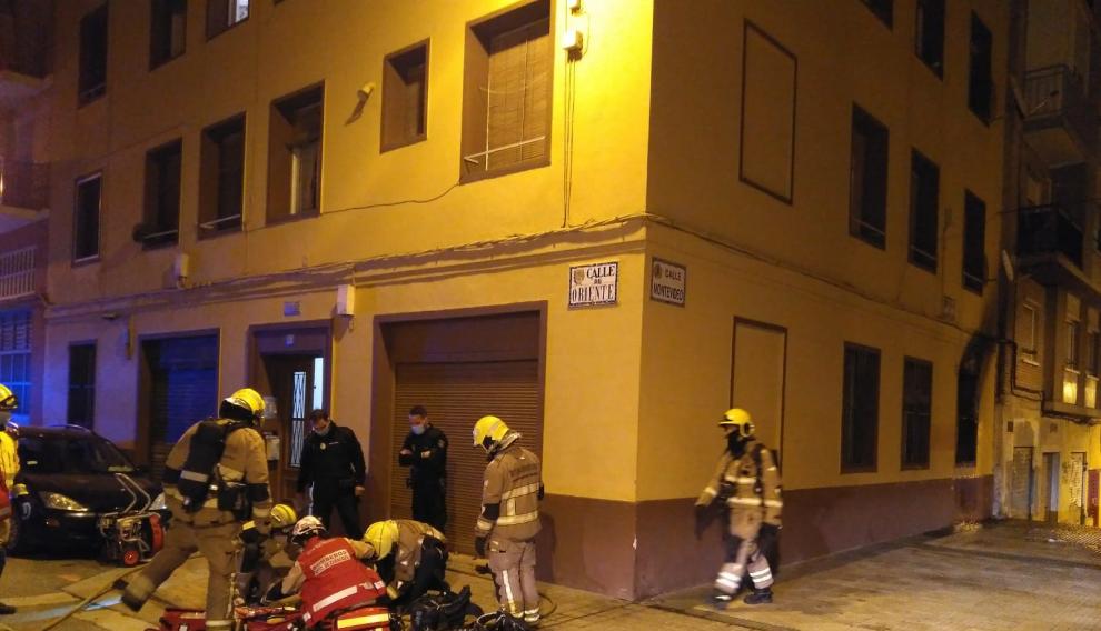 Los Bomberos auxilian a un perro afectado por el humo del incendio en Delicias.