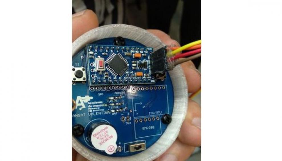 Interior del satélite Valentina, que las jóvenes lanzaron a la estratosfera.