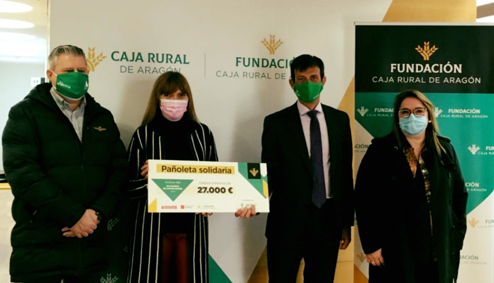 Entrega a la AECC de los 27.000 euros recaudados por la campaña de 'San Lorenzo en los balcones', en la que participó Cabrero e Hijos a través de sus Supermercados Altoaragón y Caja Rural de Aragón.